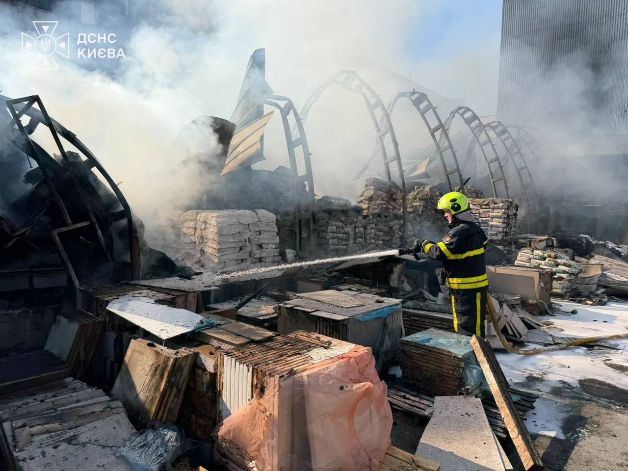 Київ: удар дрона по магазину на Солом'янці — двоє загиблих, за добу в місті троє загиблих і 14 постраждалих