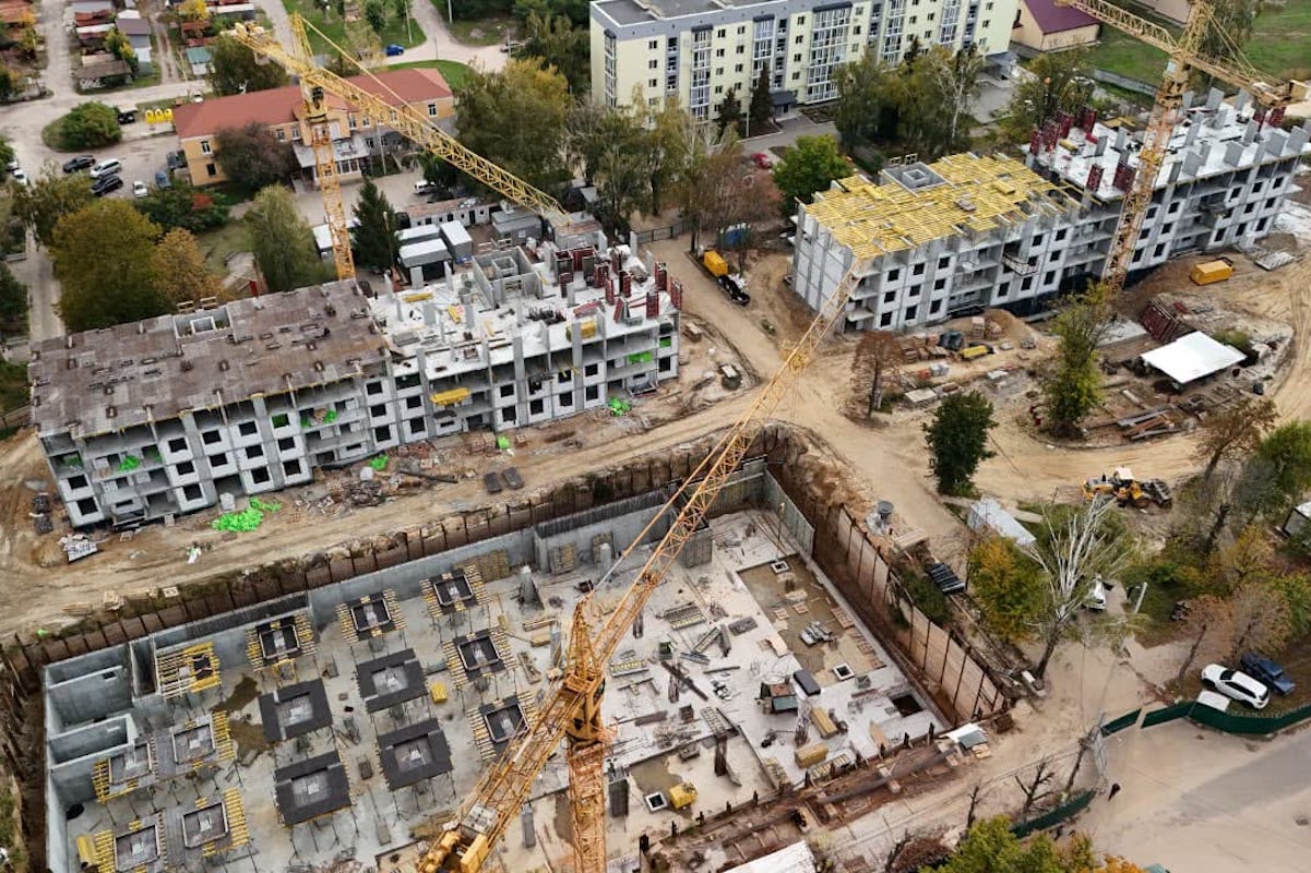 Гостомель: на місці зруйнованих будинків зводять ЖК на 360 квартир