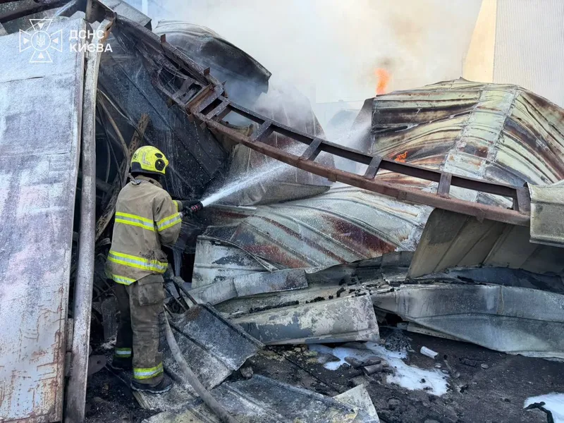 Київ: удар дрона по магазину на Солом'янці — двоє загиблих, за добу в місті троє загиблих і 14 постраждалих