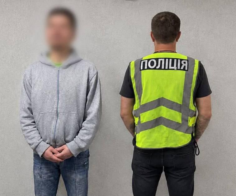 בקייב עצרו גבר בחשד לגניבת טלפונים מחולצות של נשים