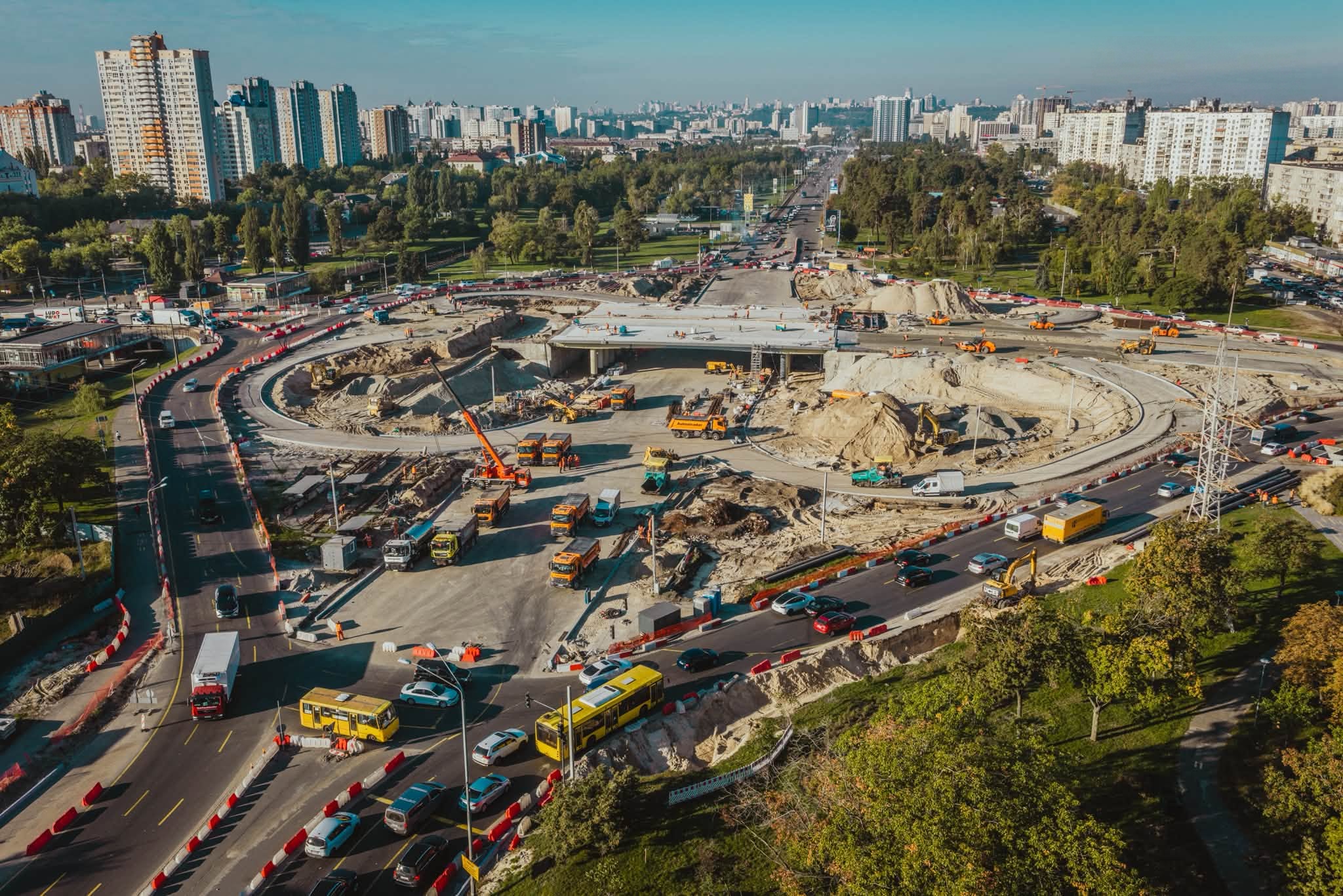 Київ: на шляхопроводі біля «Чернігівської» завершили бетонування прогонової будови — рух планують відкрити в грудні 2026 року