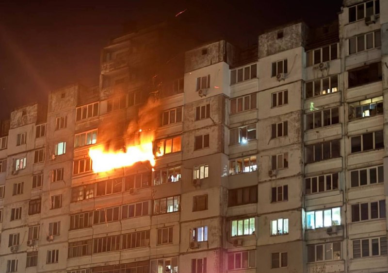 Київ: у Деснянському районі через атаку загорівся 12-поверховий житловий будинок